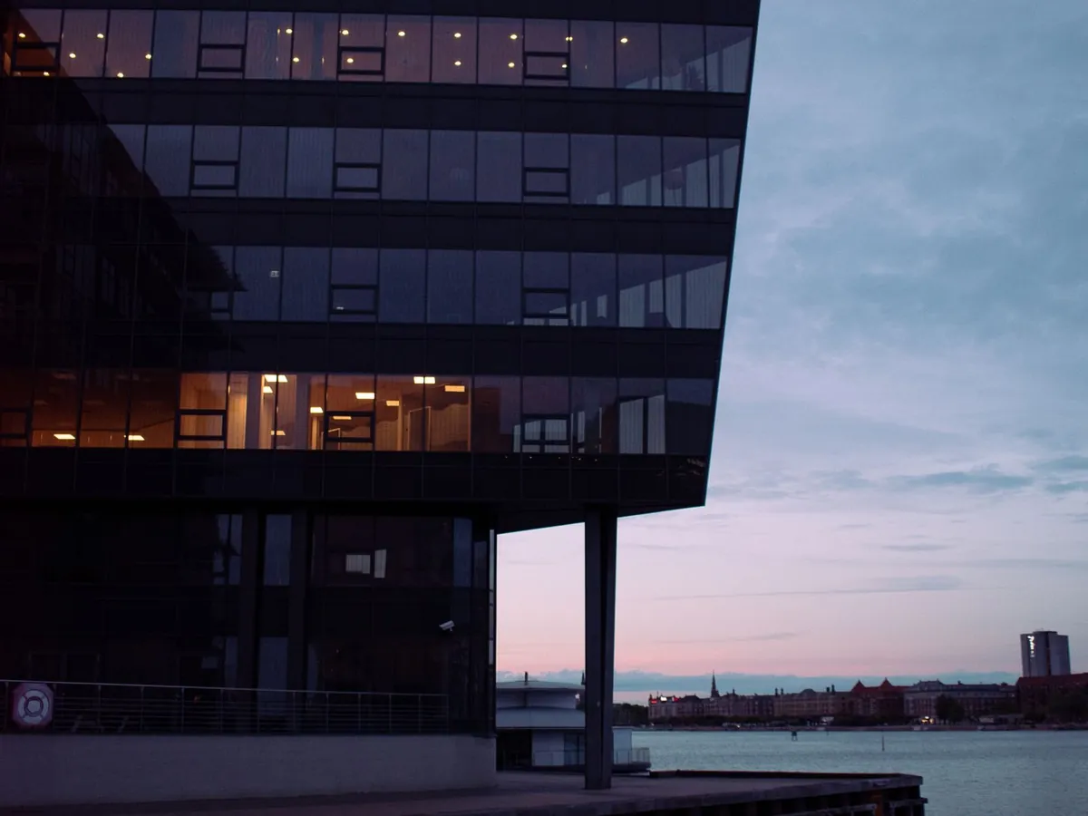 Immeuble contemporain en verre — programme urbain réalisé par DO Bau en Allemagne