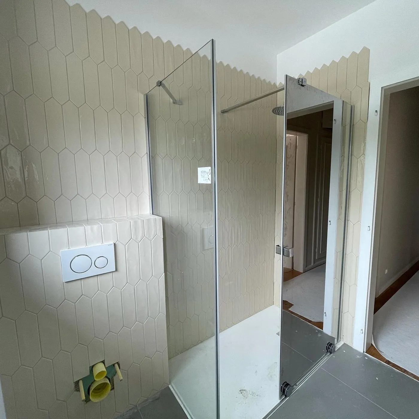 Salle de bain rénovée haut de gamme avec douche à l'italienne et verrière — rénovation villa Haut-Rhin par DO Rénovation