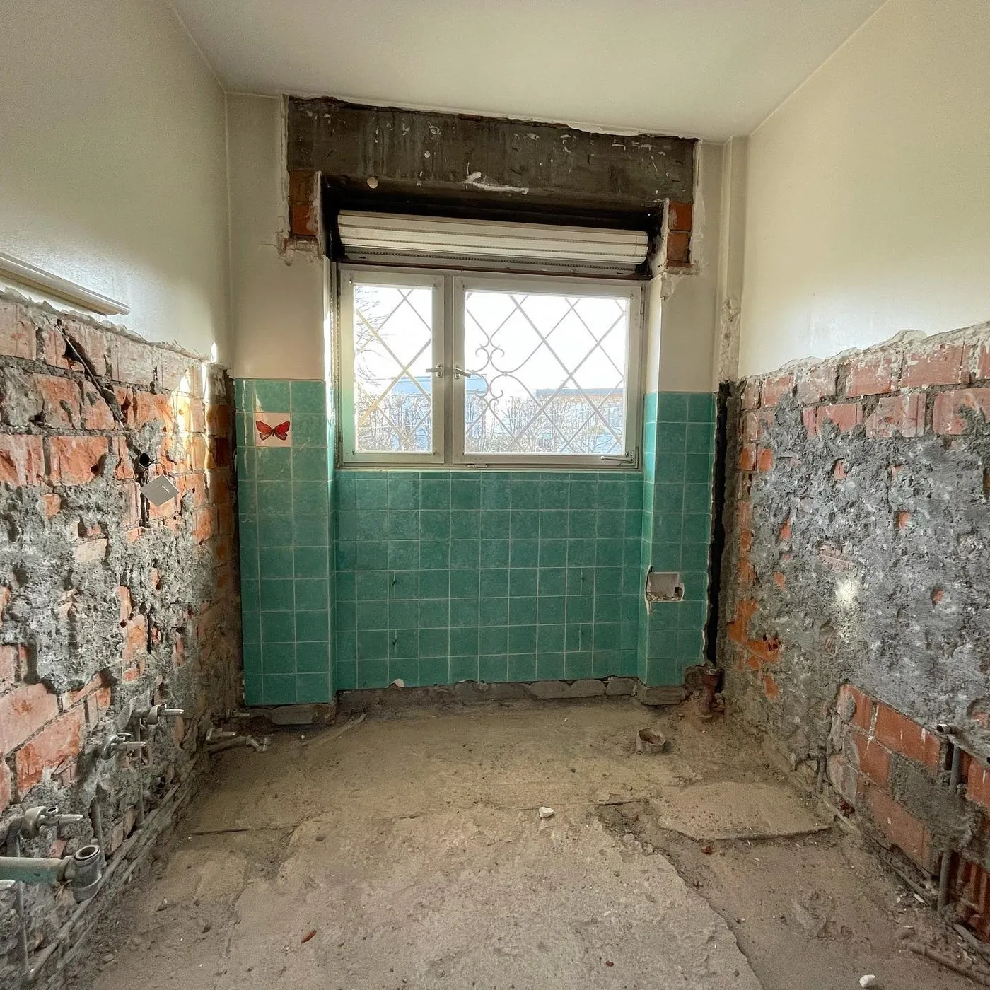 Salle de bain avant rénovation complète — villa des années 70 en Alsace